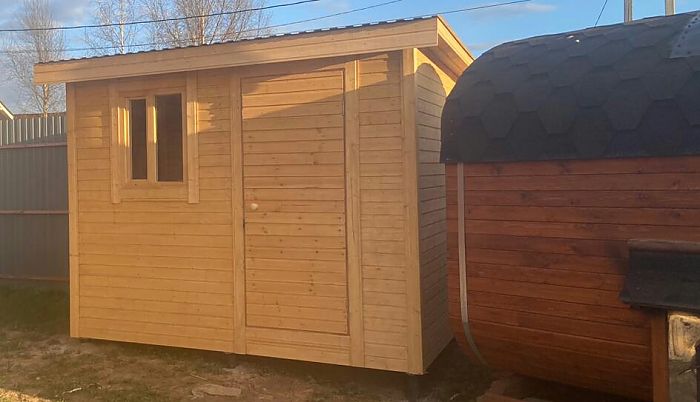 сарай из дерева с односкатной крышей